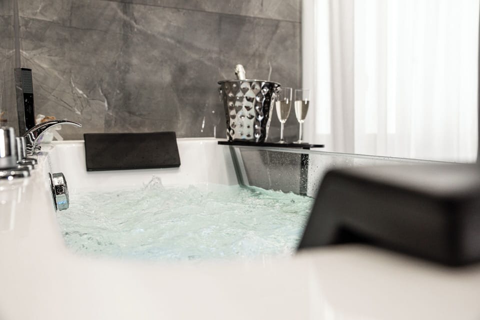 Royal Room, 1 Queen Bed, Non Smoking, Private Bathroom | Hypo-allergenic bedding, free minibar items, in-room safe, desk