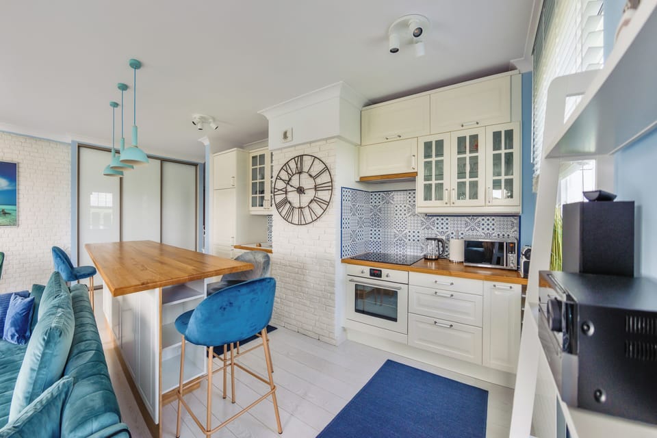 Apartament (112F/27) | Private kitchen | Fridge, stovetop, electric kettle, cookware/dishes/utensils