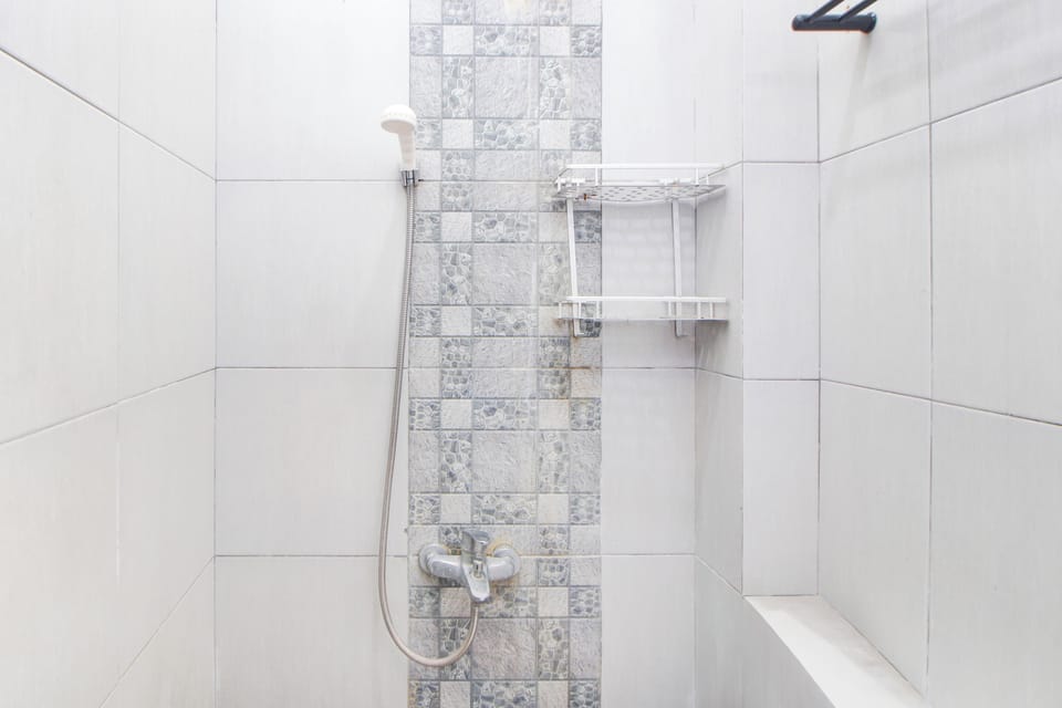 Deluxe Double Room | Bathroom | Shower, bidet, towels, soap