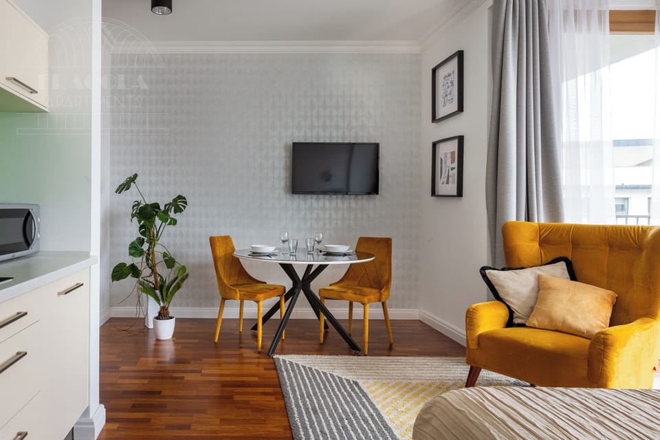 Deluxe Studio Suite, Balcony, City View | In-room dining