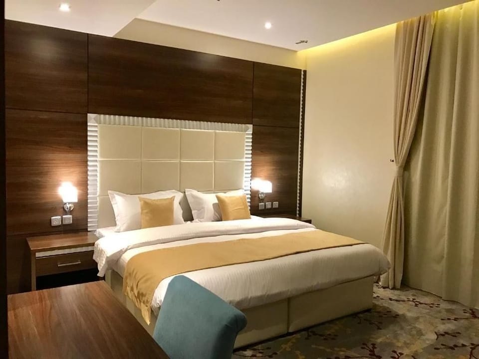 Premier Suite | Minibar, in-room safe, desk, laptop workspace