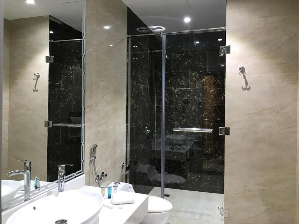 Deluxe Twin Room | Bathroom | Free toiletries, hair dryer, slippers, towels