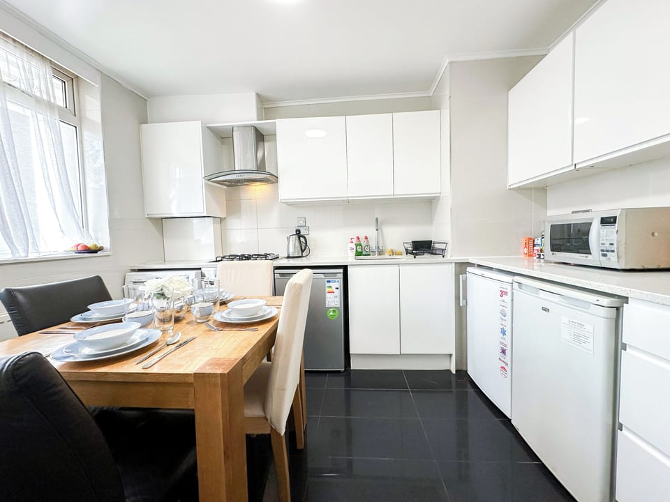 London 3 Bedroom 3 Bathroom Flat w/ Private Garden- Maida Vale, near Paddington