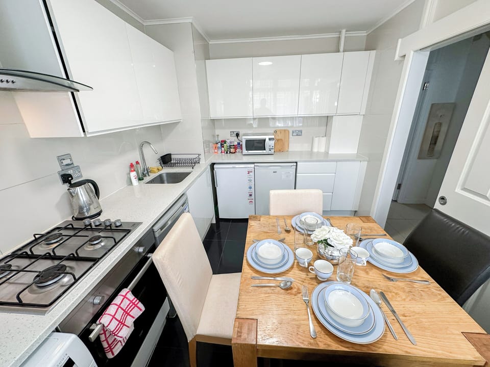 London 3 Bedroom 3 Bathroom Flat w/ Private Garden- Maida Vale, near Paddington