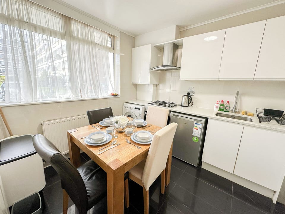 London 3 Bedroom 3 Bathroom Flat w/ Private Garden- Maida Vale, near Paddington