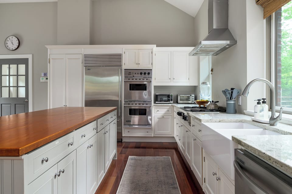 Fully stocked and ready for your favorite recipes - this kitchen makes it easy to feel right at home.