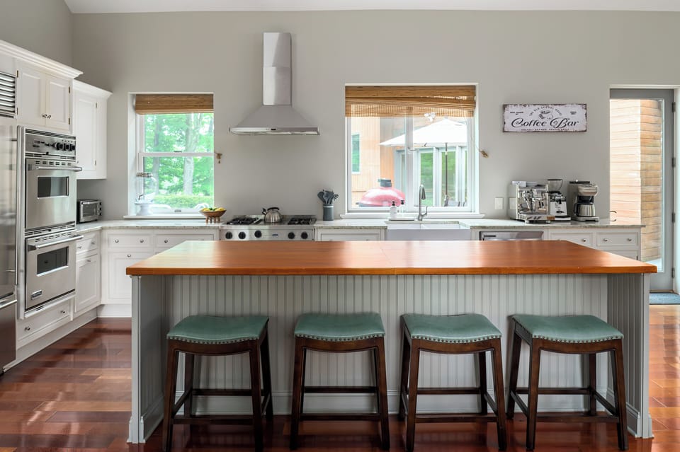 Bright, functional, and stylish - this kitchen has everything you need, whether you’re cooking up brunch or pouring a glass of wine.