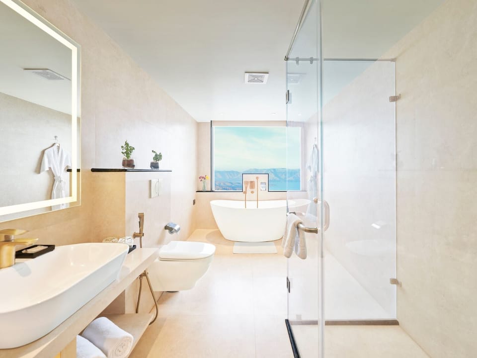 Tulip Suite | Bathroom | Free toiletries, hair dryer, slippers, towels