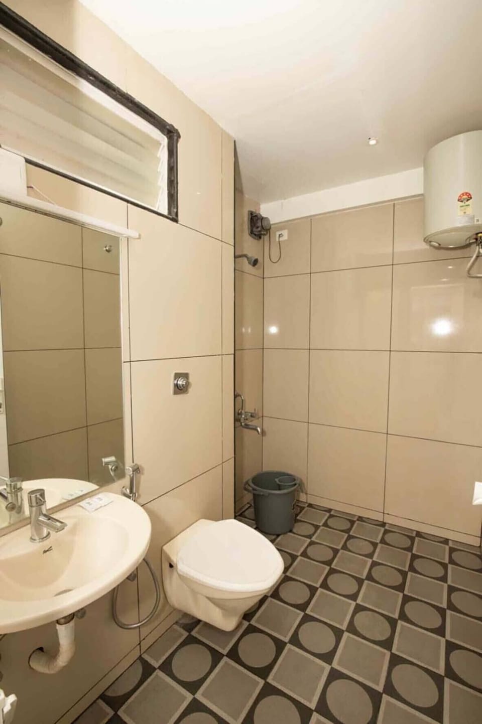 Superior Double Room | Bathroom | Shower, towels, soap, shampoo
