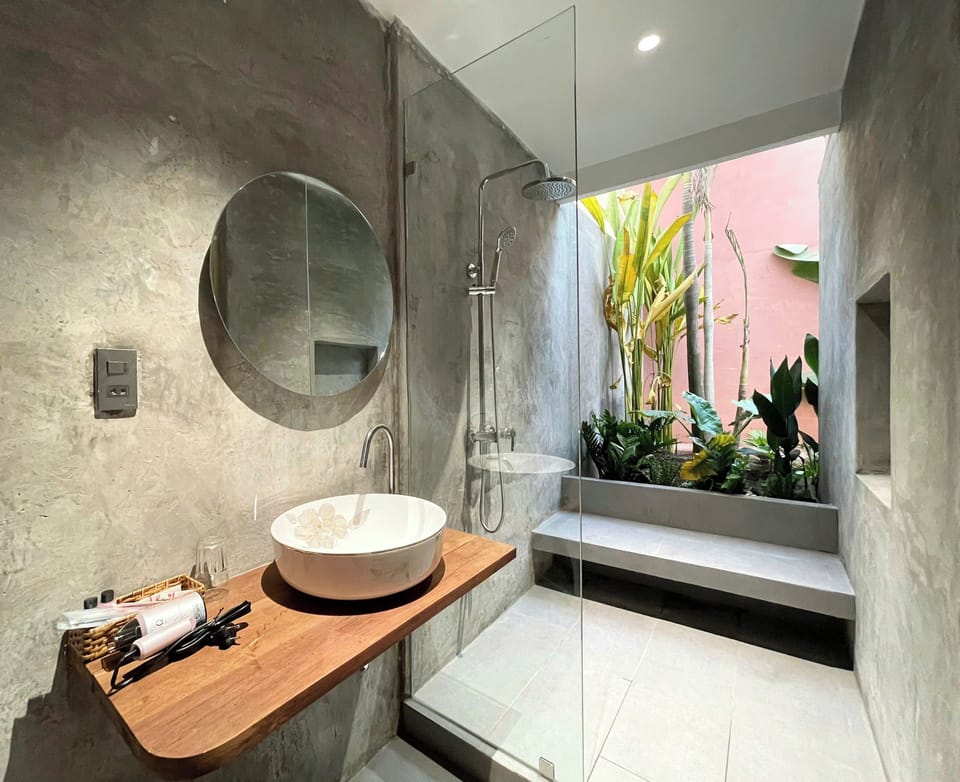 Executive Double Room, Balcony | Bathroom | Free toiletries, hair dryer, slippers, towels
