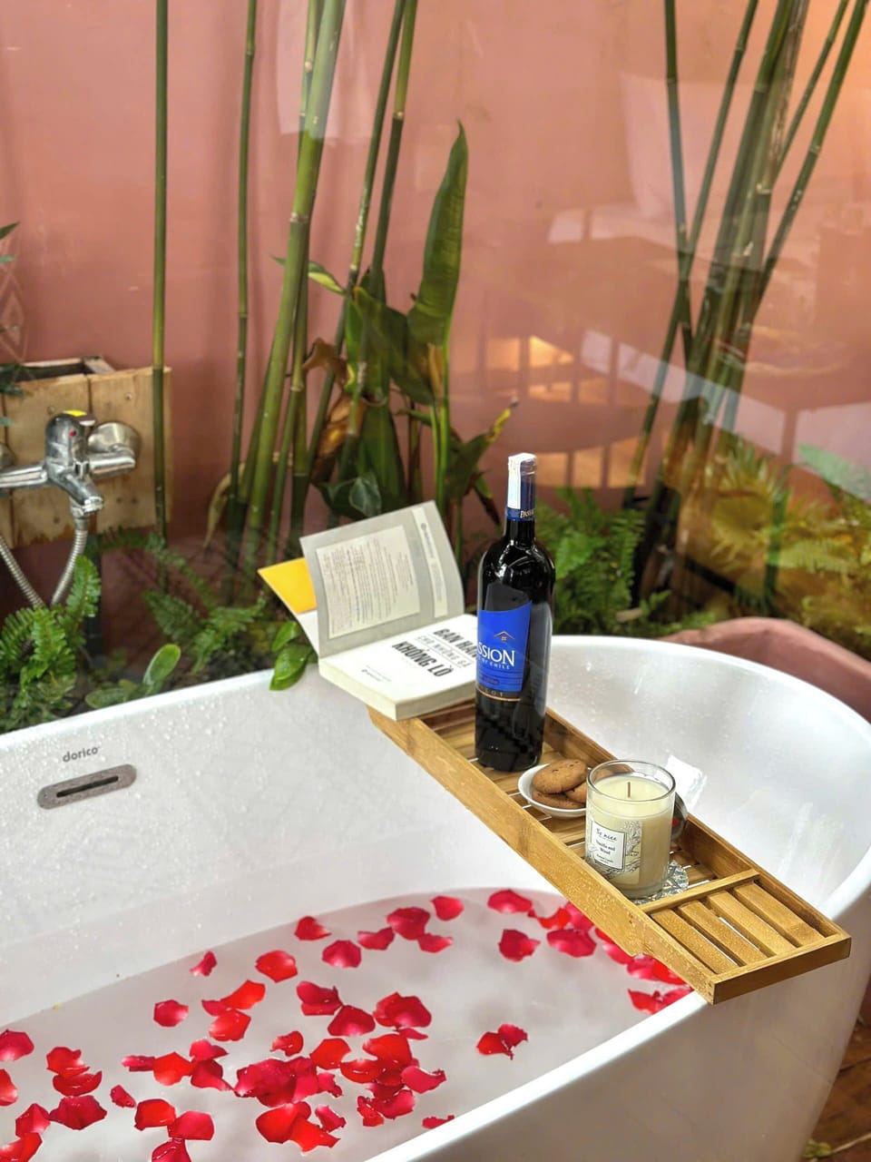 Executive Double Room, Balcony | Bathroom | Free toiletries, hair dryer, slippers, towels