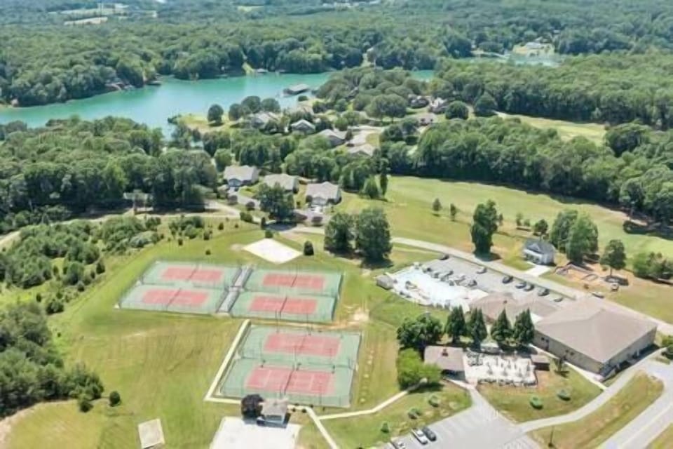 Tennis & pickleball courts