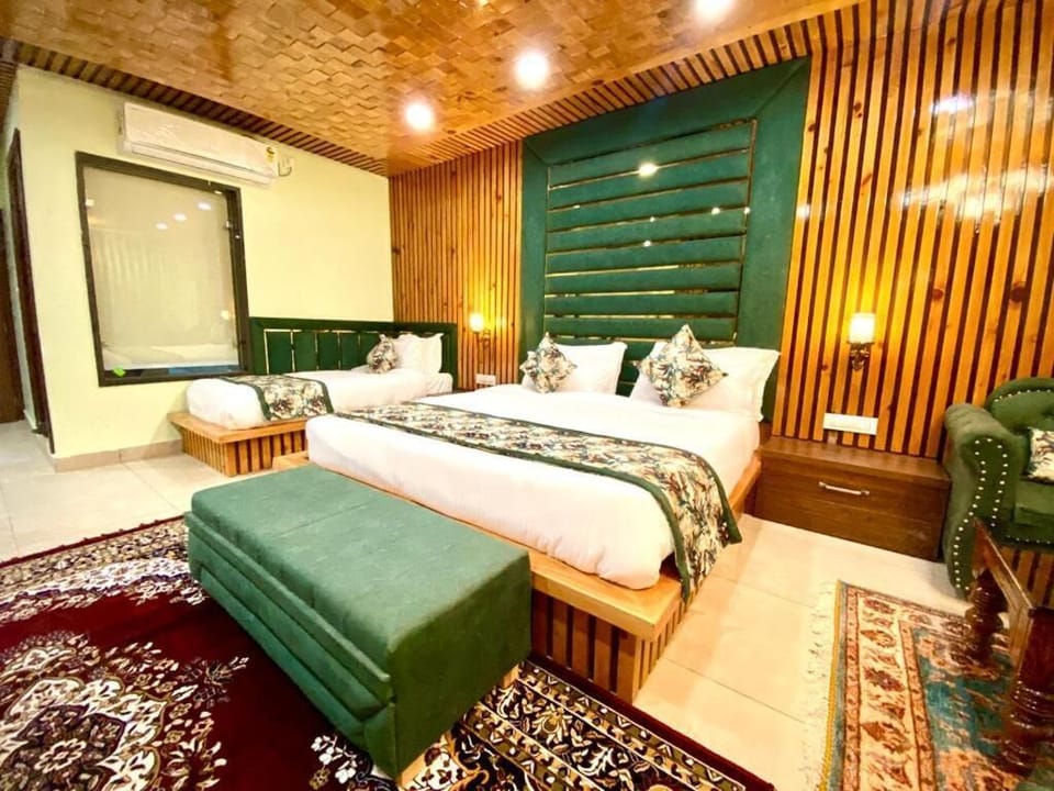 Classic Room | Desk, laptop workspace, free WiFi