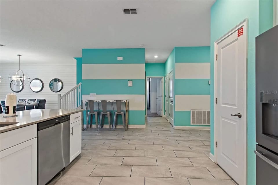 8 bedrooms, high-speed internet