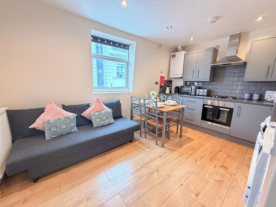 Bright iving area w. dbl sofa bed | Spitafields flat near Brick Lane, Shoreditch