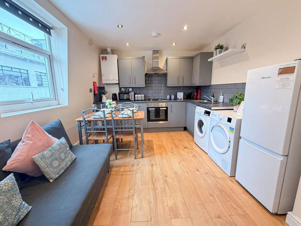 Bright iving area w. dbl sofa bed | Spitafields flat near Brick Lane, Shoreditch