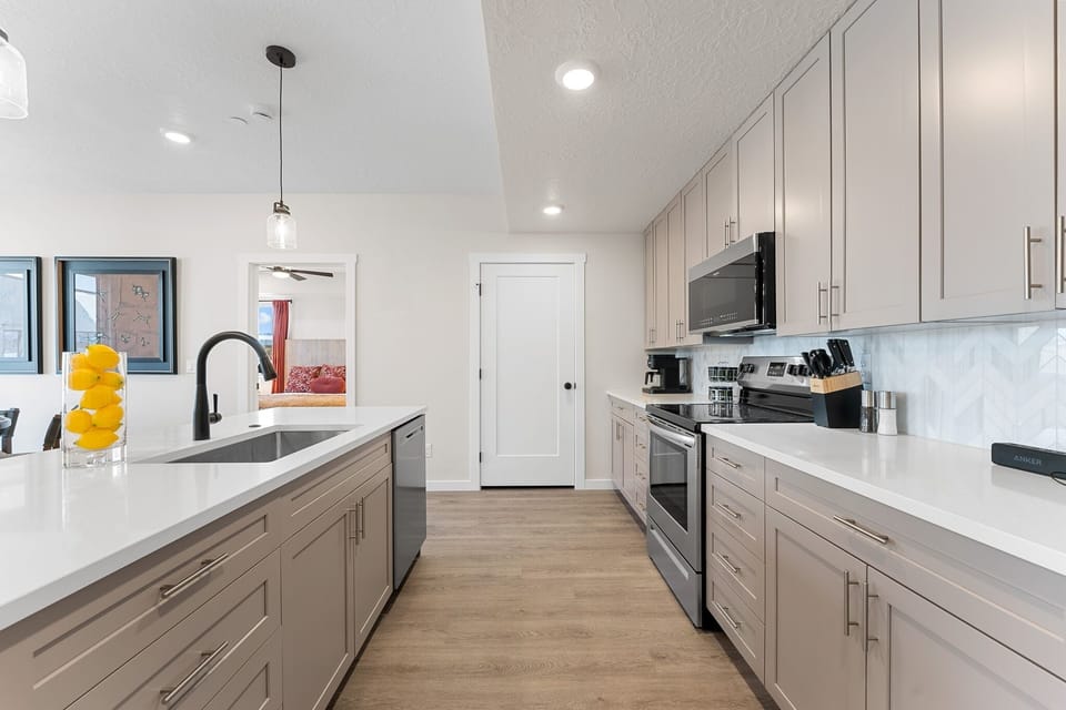 Condo, 2 Bedrooms | Private kitchen | Fridge, oven, coffee/tea maker, toaster