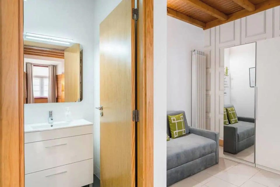 Superior Studio Suite | Bathroom | Shower, hair dryer, towels, soap
