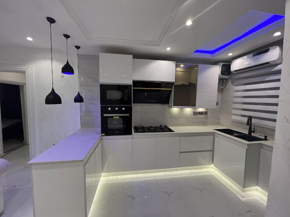 Mini-fridge, microwave, oven, stovetop