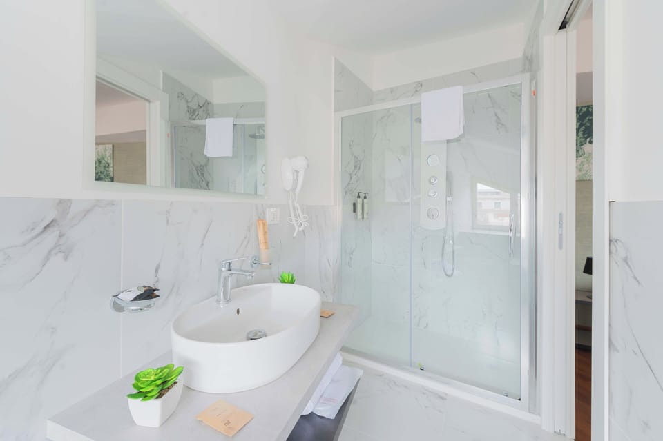 Deluxe Triple Room | Bathroom | Shower, eco-friendly toiletries, hair dryer, bathrobes