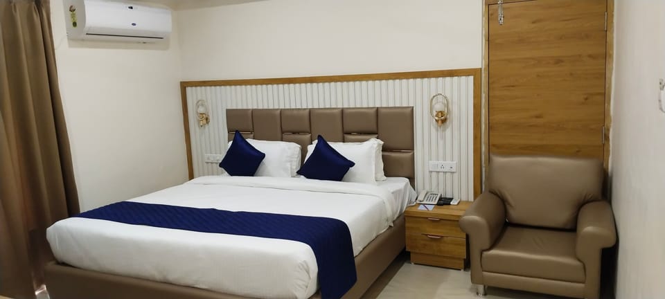 Superior Room | In-room safe, individually decorated, individually furnished, desk