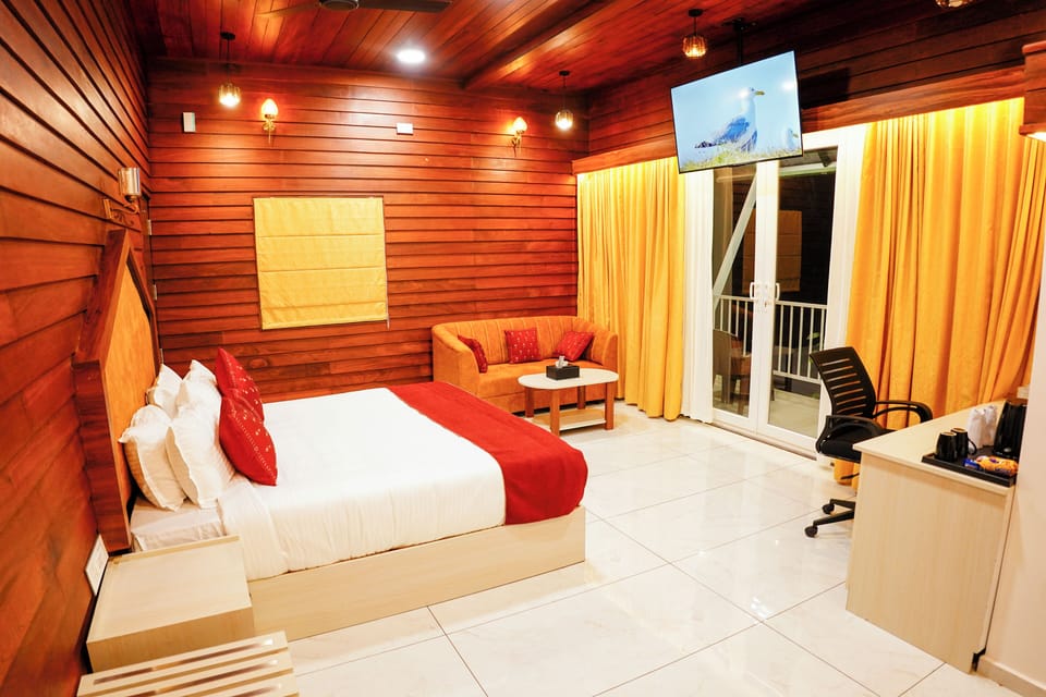 Luxury Room | Hypo-allergenic bedding, desk, laptop workspace, free WiFi
