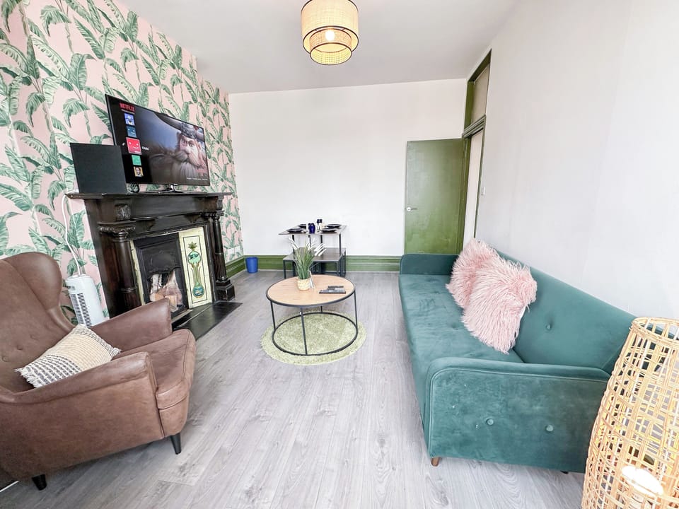 2 Bedroom Flat with indoor fireplace in Shepherds Bush, near White City London