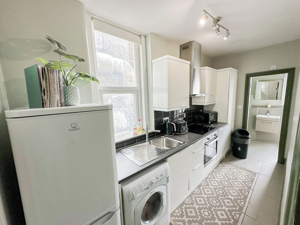 2 Bedroom Flat with indoor fireplace in Shepherds Bush, near White City London