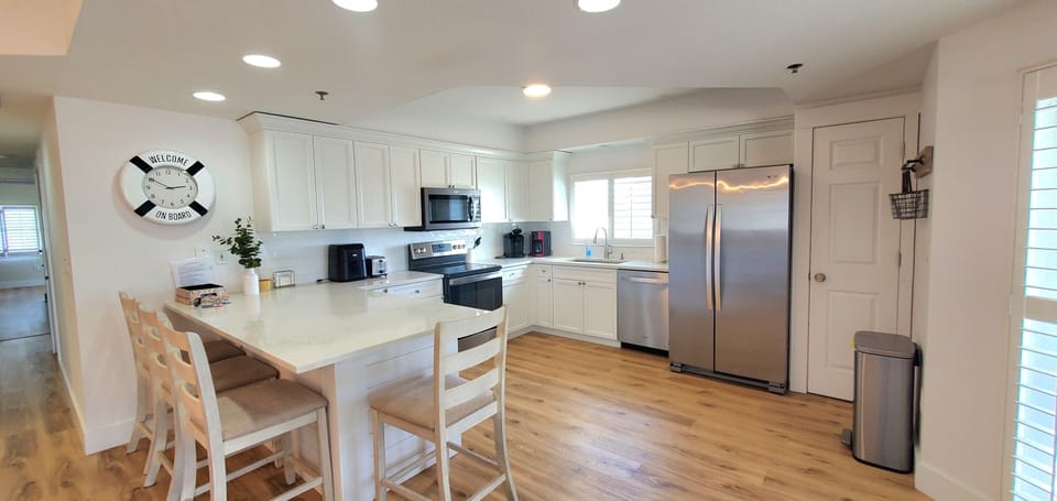 Granite counter tops & large full kitchen with all you need if you like to cook.