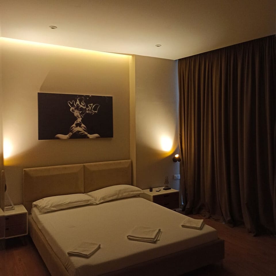 Comfort Double Room, Smoking, Private Bathroom | Desk, laptop workspace, soundproofing, free WiFi