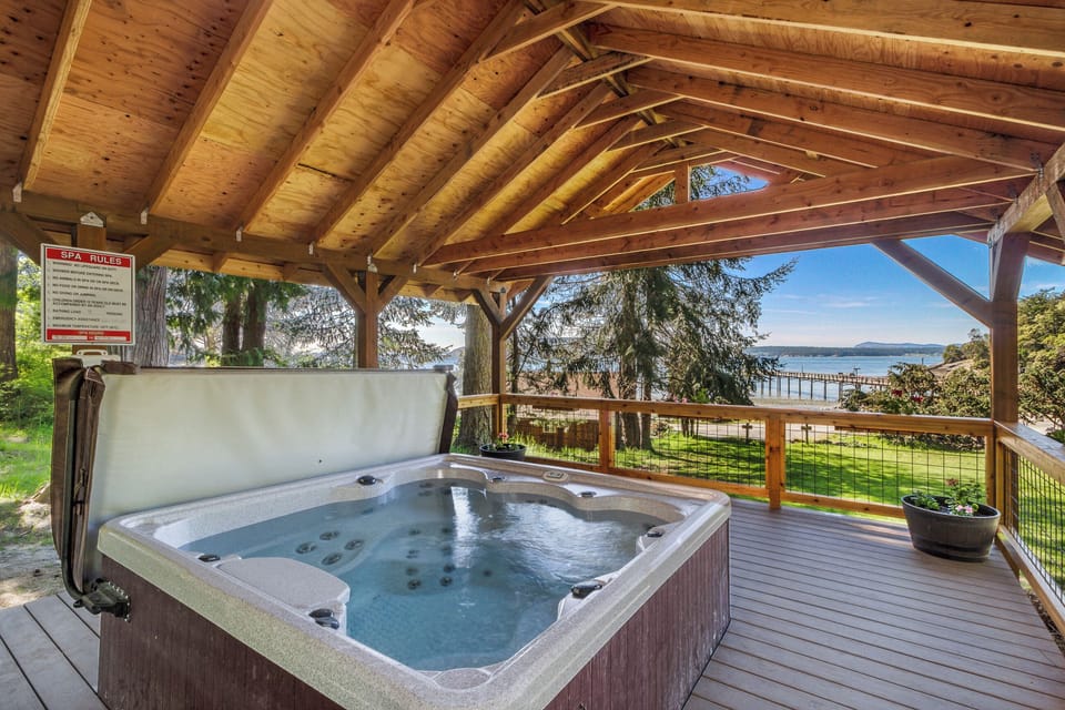 Outdoor spa tub