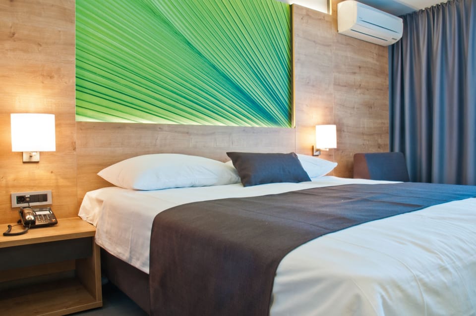 Suite for 4+2 - Plaza Hotel | Desk, bed sheets