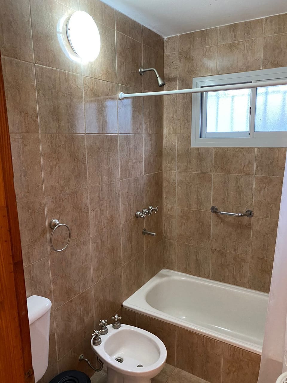 Combined shower/tub, towels, toilet paper