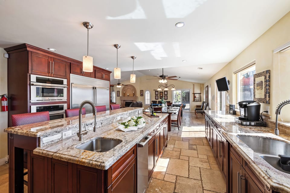 Gourmet, fully equipped kitchen.
