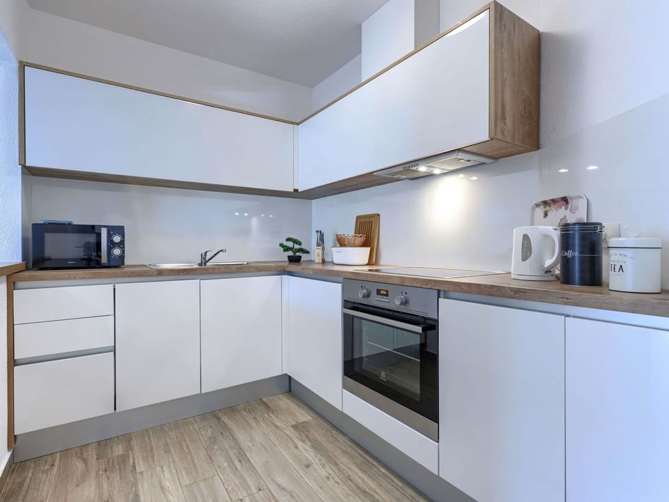 Kitchen, Kitchen Appliance, Countertop, Interior Design, Flooring, Cabinetry, Major Appliance, Wood, Floor, Home Appliance