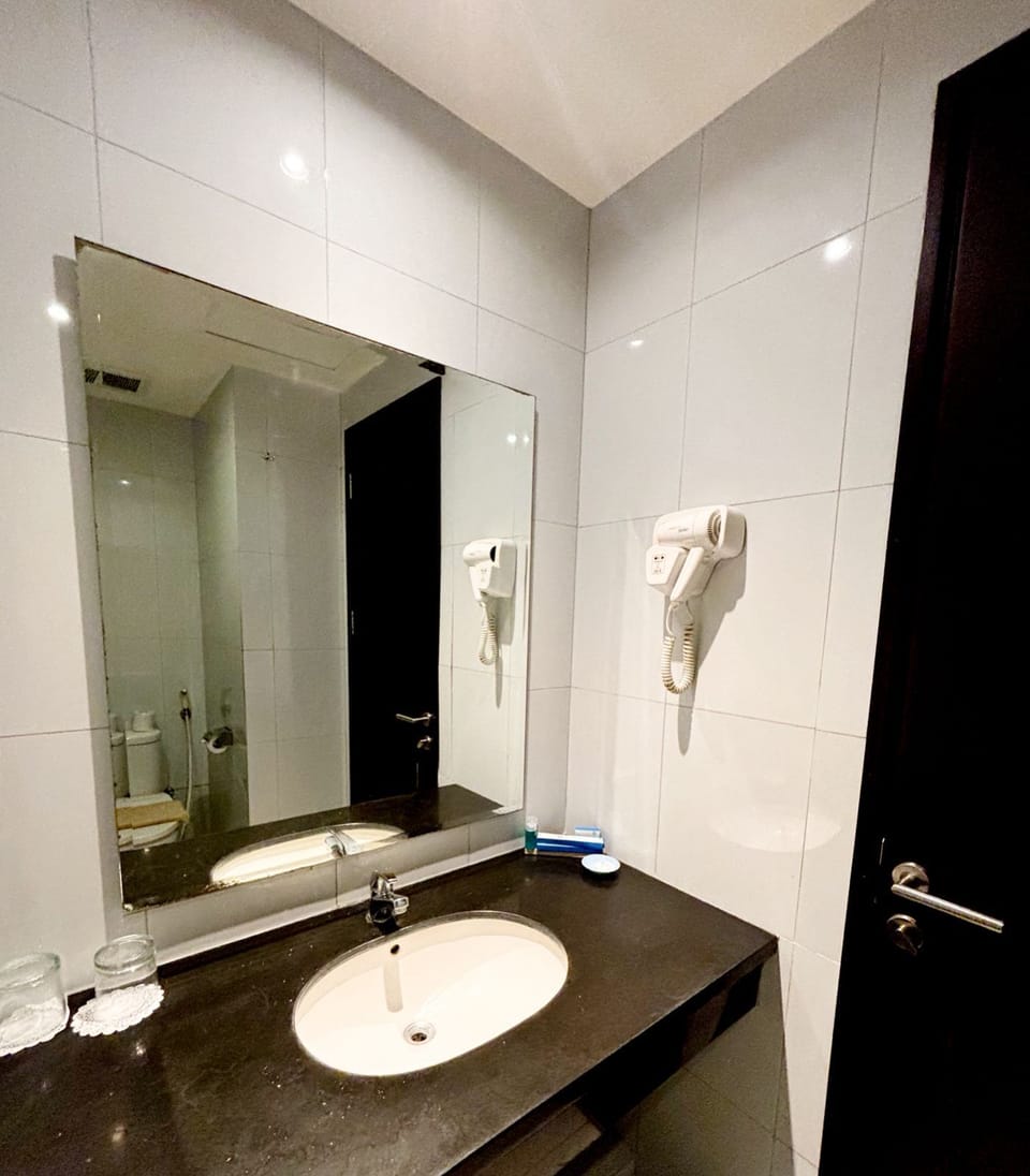 Deluxe Twin Room, Non Smoking | Bathroom | Shower, hair dryer, towels, soap