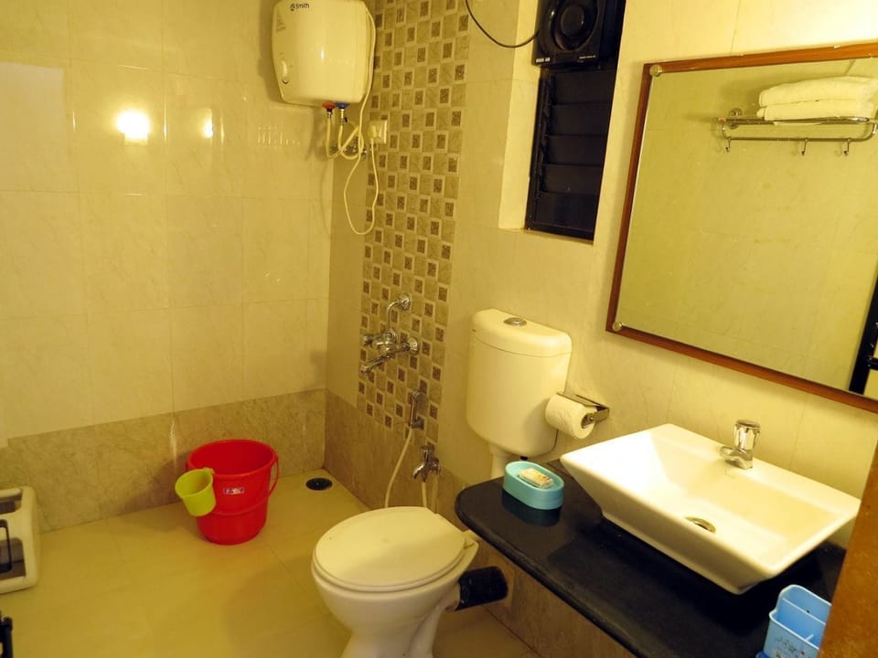 Standard Room | Bathroom | Shower, free toiletries, towels