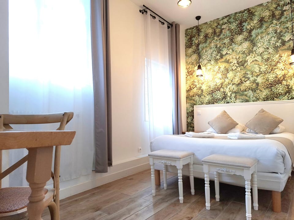 Double Room | In-room safe, desk, laptop workspace, blackout drapes