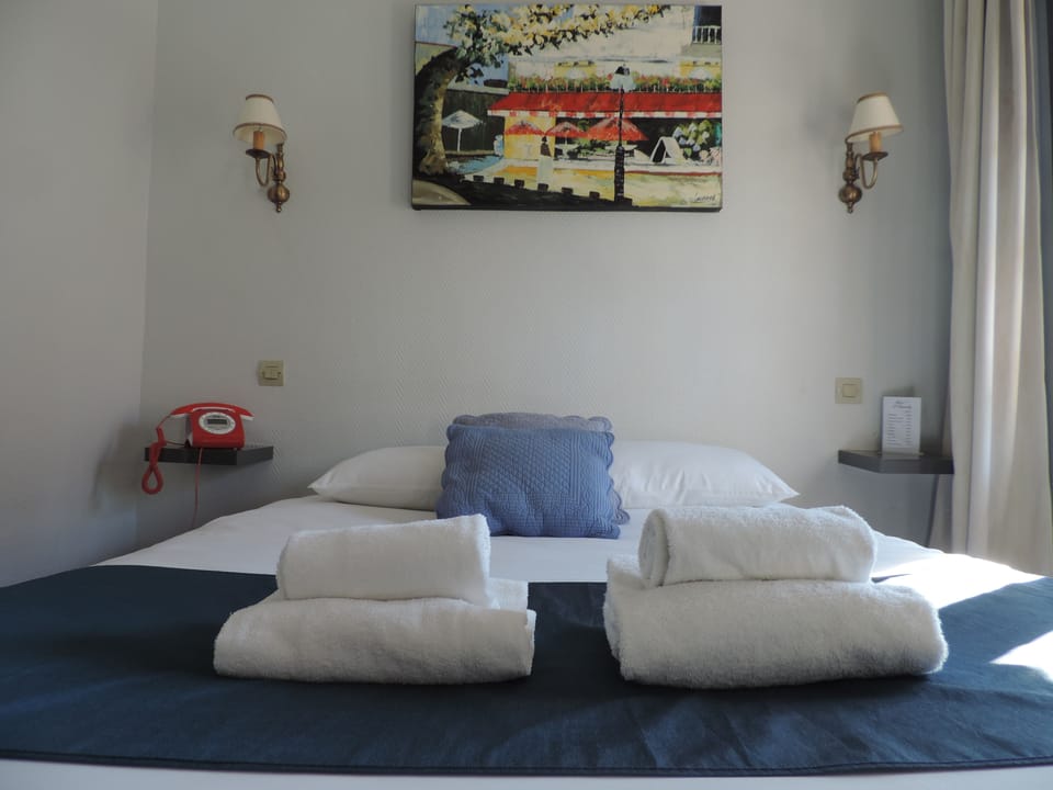 Economy Double Room, 1 Double Bed | In-room safe, desk, laptop workspace, blackout drapes