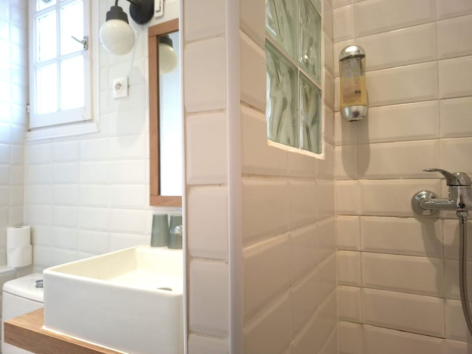 Double Room | Bathroom | Bathtub, free toiletries, hair dryer, towels
