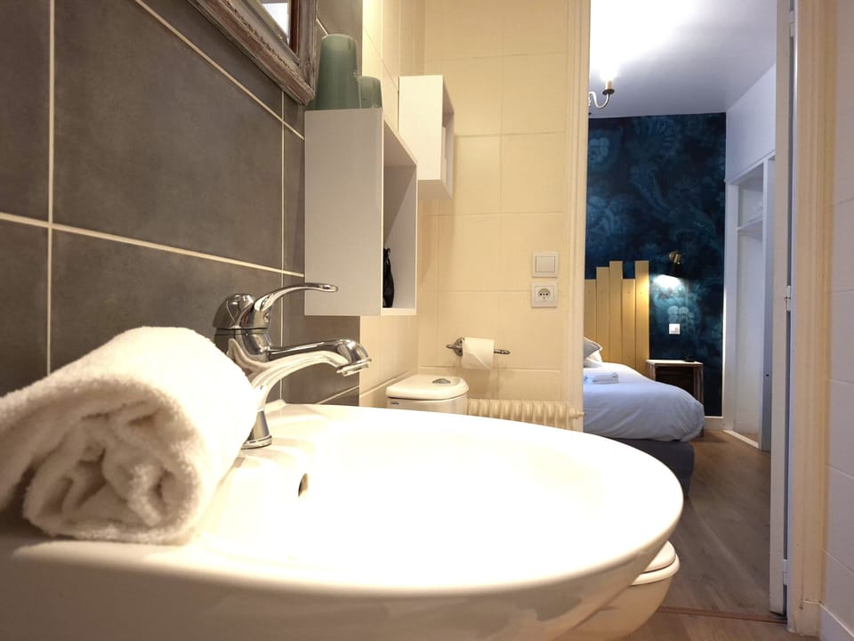 Double Room | Bathroom | Bathtub, free toiletries, hair dryer, towels