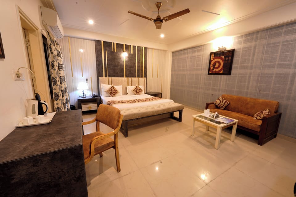 Family Room | In-room safe, desk, laptop workspace, soundproofing