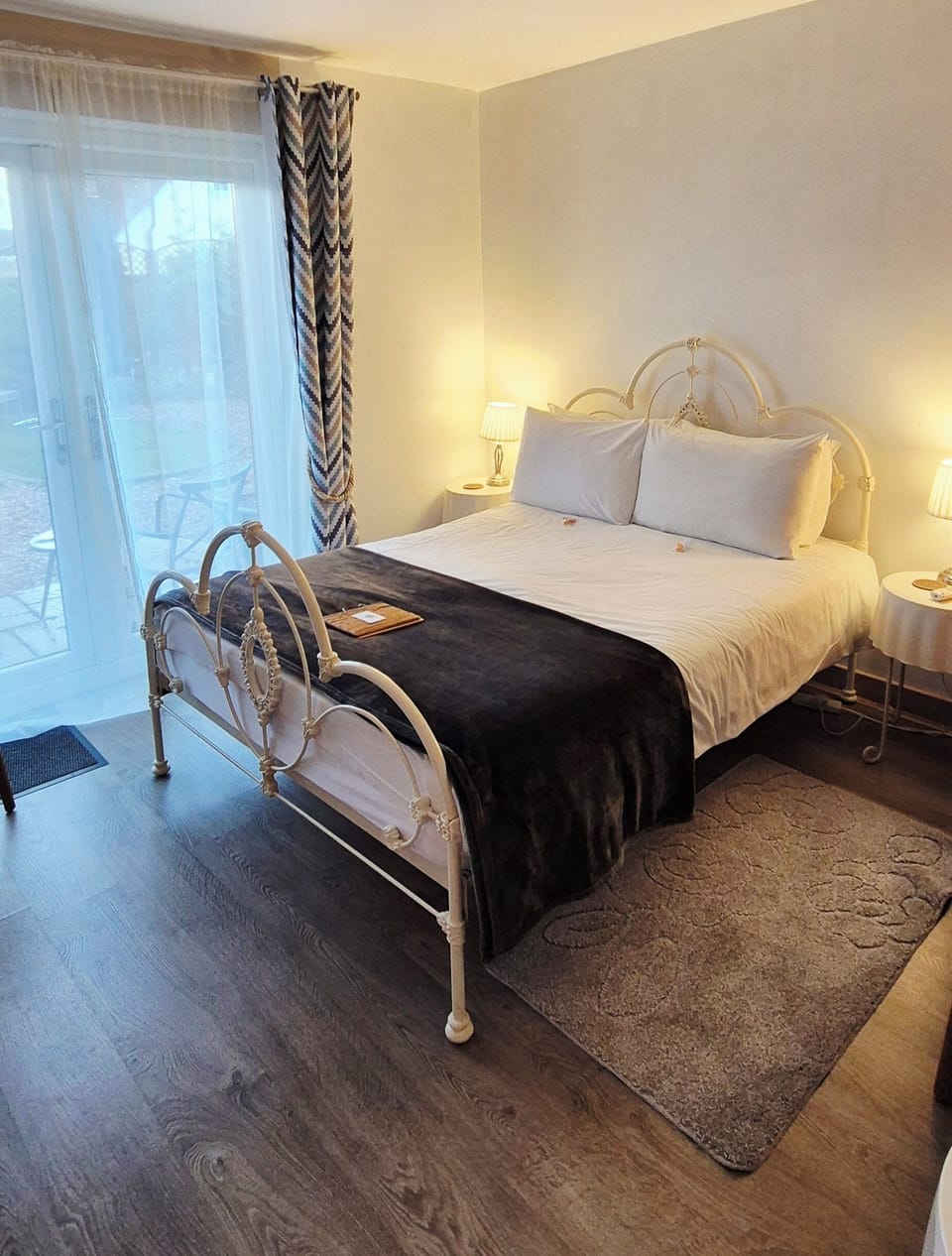 Double Room (Room 2) | Individually furnished, bed sheets