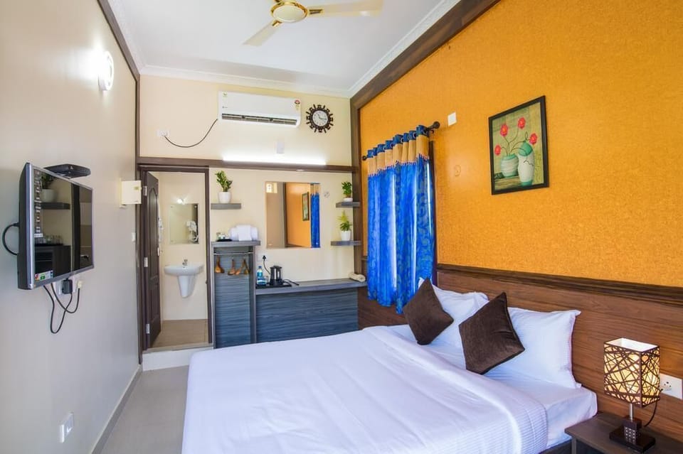 Deluxe Room, Balcony | Egyptian cotton sheets, premium bedding, pillowtop beds, desk