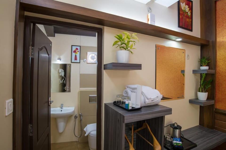 Deluxe Room, Balcony | Egyptian cotton sheets, premium bedding, pillowtop beds, desk