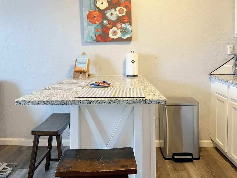 Cook like a local in this fully equipped kitchen. With everything you need to prepare your favorite meals, you'll feel right at home.