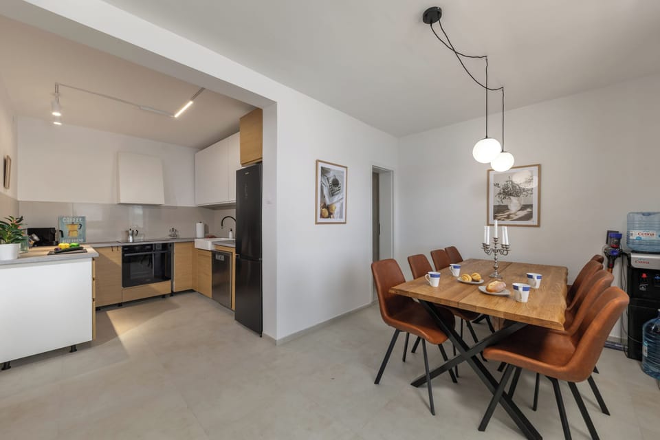 Family House, 4 Bedrooms, 2 Bathrooms, Sea Facing (Seafront Escape - 4BR Beachfront) | Dining