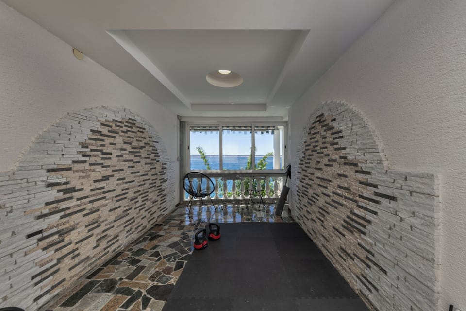 Family House, 4 Bedrooms, 2 Bathrooms, Sea Facing (Seafront Escape - 4BR Beachfront) | Interior