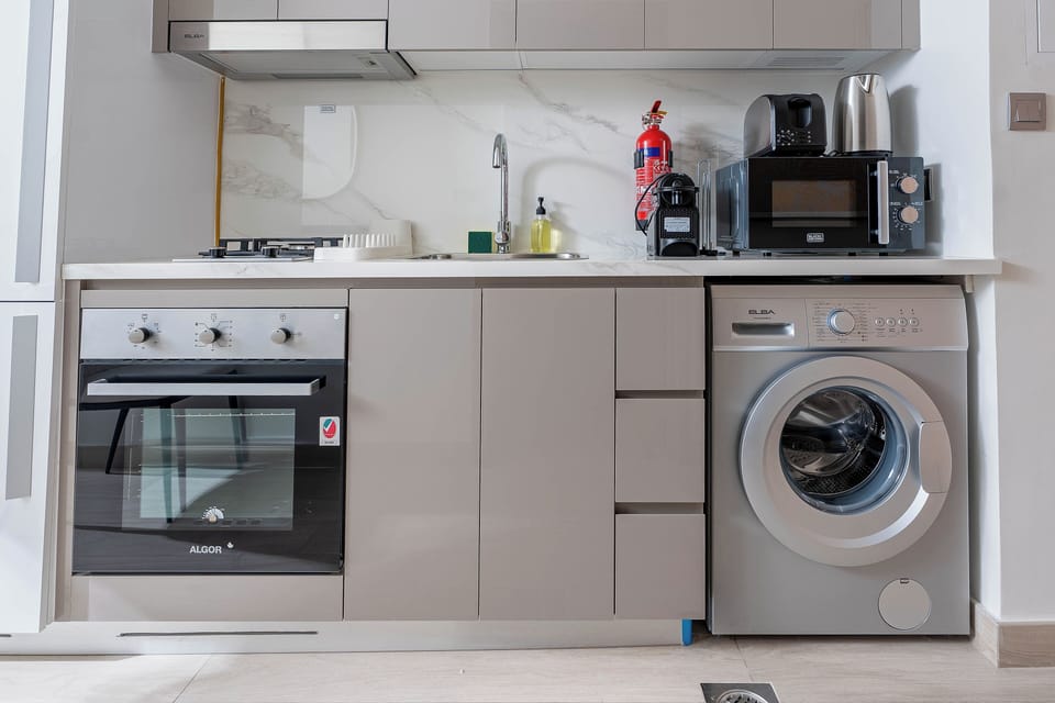 Deluxe Studio, Balcony | Private kitchen | Fridge, oven, stovetop, coffee/tea maker