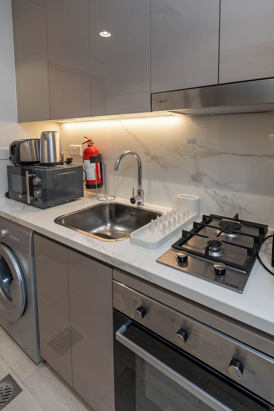 Comfort Studio, Balcony | Private kitchen | Fridge, microwave, oven, stovetop